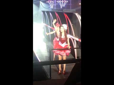 131012 Snsd fancam - Seohyun & Tiffany aegyo during Himnae at Girls&Peace concert in Singapore
