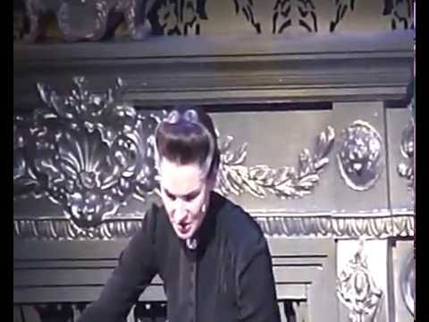 Sie ergibt sich nicht: Maya Hakvoort (English subtitles)