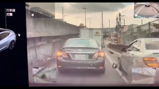 [分享] 平常是汽車 塞車變機車 猛撞特斯拉 