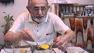 הפרדת חלמון מחלבון בביצים דרך מסננת.wmv (ידידנו היקר משה רצון ז"ל) - התמונה מוצגת ישירות מתוך אתר האינטרנט יוטיוב. זכויות היוצרים בתמונה שייכות ליוצרה. קישור קרדיט למקור התוכן נמצא בתוך דף הסרטון