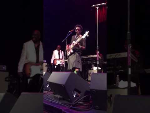 Aaron Mills of "Cameo" gettin FUNKY on the bass!