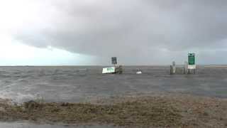 preview picture of video 'Spectaculaire storm: overstroming zomerdijk Marrum'