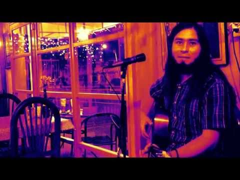 Luis Cascara de Sol en Latte Café canta 