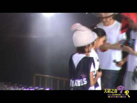 [TR天籁之音] 100307 Super Show 2 Shanghai Encore - Ending - Ryeowook with a pair of trousers