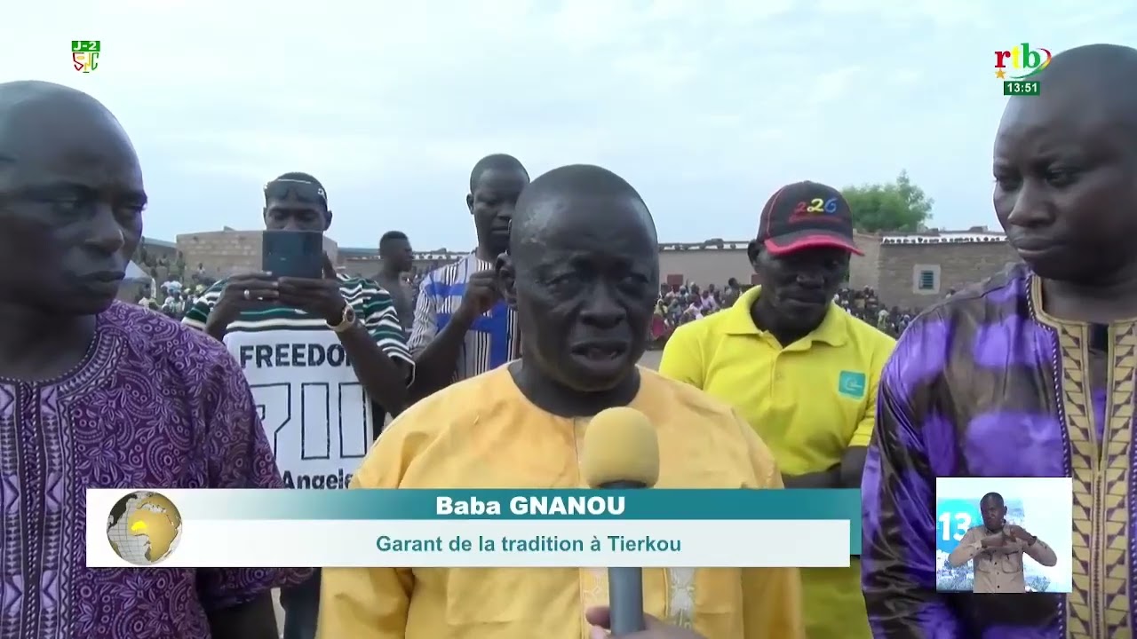 Cérémonie de lutte traditionnelle pour rendre hommage à un grand lutteur