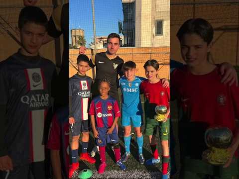 Anak ini terlihat hampir 100% mirip dengan Ronaldinho! 🤯