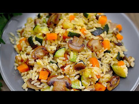 Reis mit Pilzen und Zucchini in einer Pfanne. Ein einfaches und leckeres Rezept.