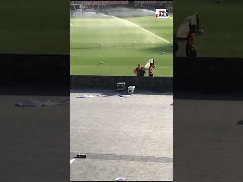 حوار جانبى بين خالد بيبو و عبد القادر و ربيعة قبل انطلاق مران الاهلى استعدادا لنهائي افريقيا