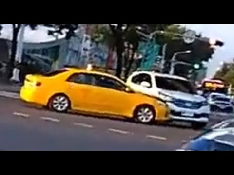[Vídeo de danos ao veículo] Desempenho normal em acidente de carro (2023.07.21 Kaohsiung City Qian Town, Kaishu 4th Road e Zhongshan 3rd Road interseção)