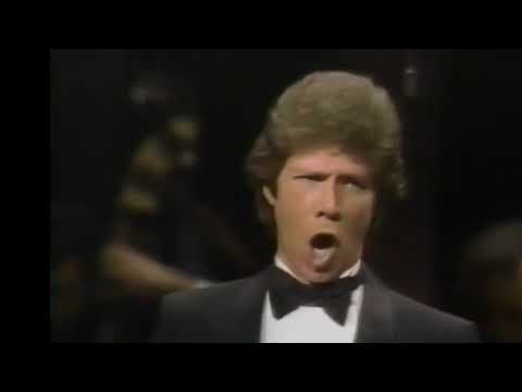 Baritone Giuseppe de Luca destroys "Bass" Samuel Ramey's atrocious modern school phrasing