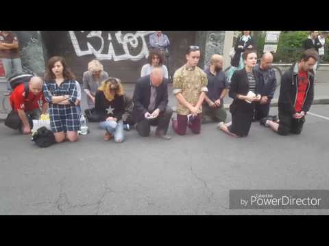 Muzułmanin przerywa modlitwę chrześcijan.