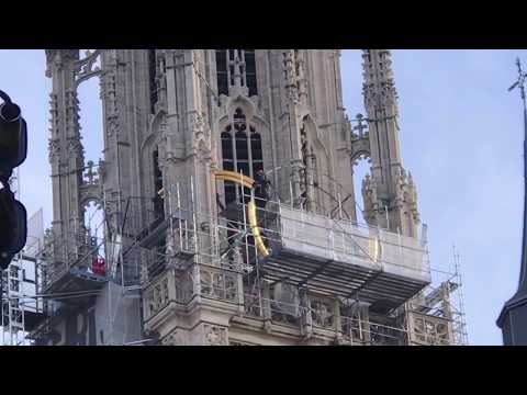 Uurwerk-ringen Kathedraal gaan naar beneden