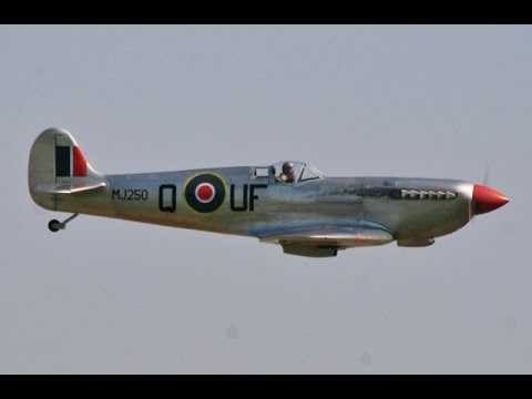 GIANT 1/4 SCALE FLYING LEGENDS RC SPITFIRE - JOHN HORNE AT WILLIS WARBIRDS MEET - 2014