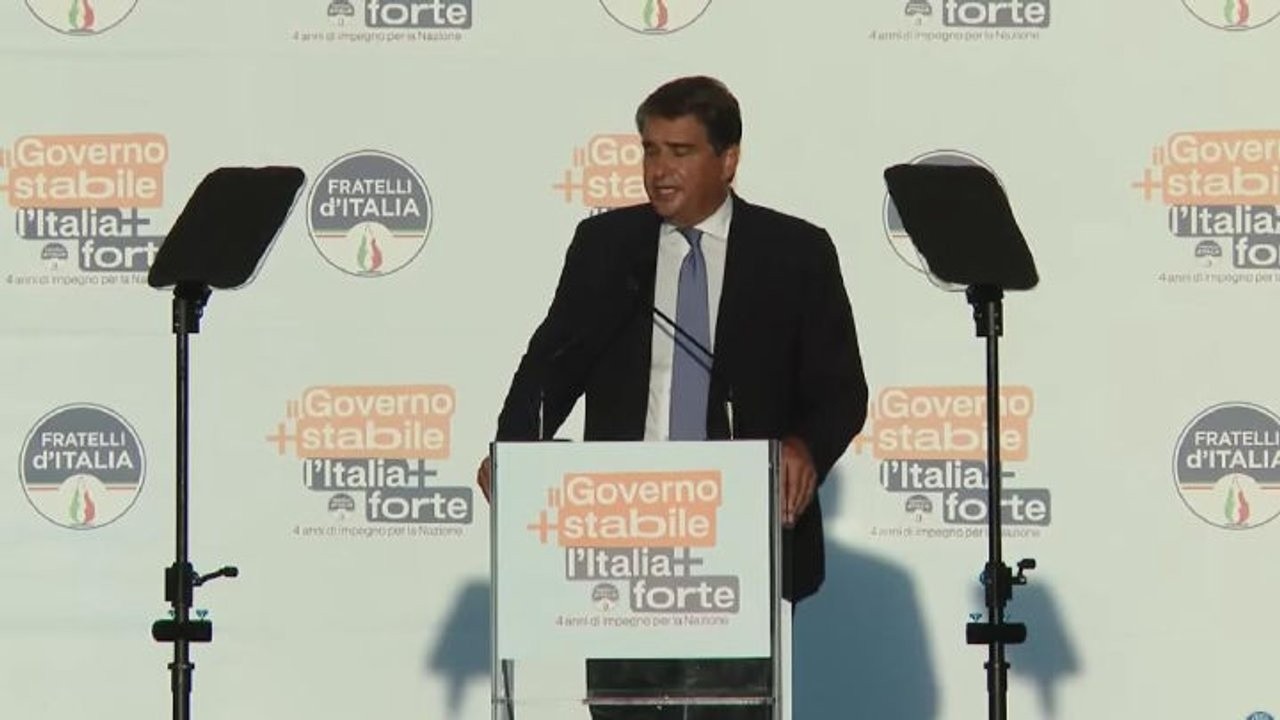 Spunta sul palco Meloni durante discorso Fitto a Bari, parte il coro: Giorgia! Giorgia! Giorgia!