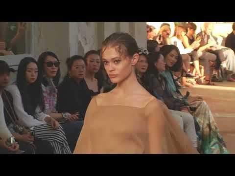 Alberta Ferretti Milan Woman SS 2018