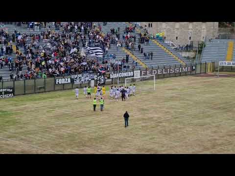 Tutto il Siena sotto la Curva dopo Siena-Mazzola 3-0. Finalmente al Franchi