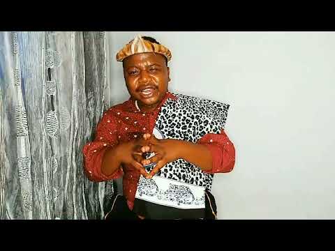 isithwalo esphakama ngama speams abantu.isgubhu esihlala phansi kombhede nenyoka ehlala esiswini.