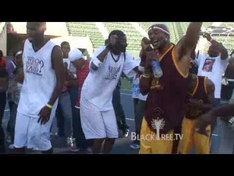 Snoop Dogg does Soulja Boy's Superman Dance @ B-Day Party,