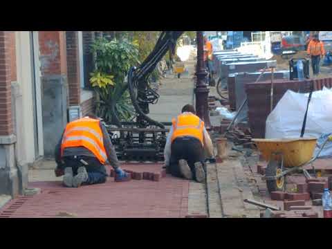 Laying cobbles in Amsterdam.mp4