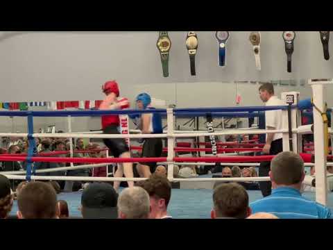 Boxer dominates opponent 