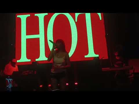 AKRIILA, Young Cister - www.hotxulito.com / Live en Blondie