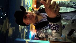 Lako de Conjunto Atardecer mandando saludos y cantando Hoja En Blanco