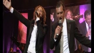 Download lagu Banderas sings a duet with Bisbal, 'El Mariachi' mp3