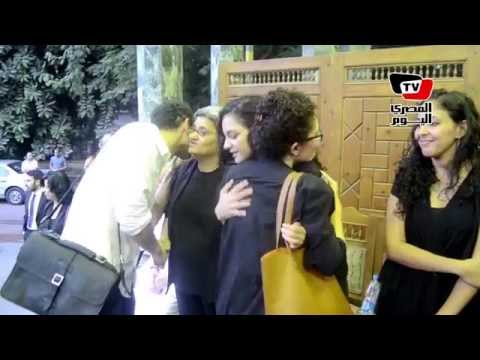 لحظة وصول سناء عبد الفتاح إلى جنازة والدها بعمر مكرم