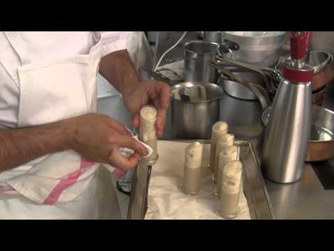 Ocupado no Auberge du Vieux Puits com 3 estrelas Michelin