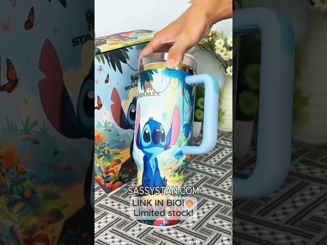 Vídeo relacionado con Get Trend Disney Stitch Botella Termica con Pajita y Asa 850ml, Vaso Térmico Antigoteo Reutilizable, Taza Acero Inoxidable, Bebidas Frías y Calientes (Azul Stitch)