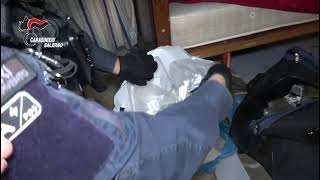 blitz-dei-carabinieri-nella-casa-dello-spaccio-sequestrate-droga-e-armi