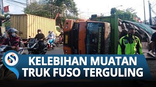 Kecelakaan Truk Fuso Muatan Kardus Terguling di Sumedang, Diduga Muatan Terlalu Berat