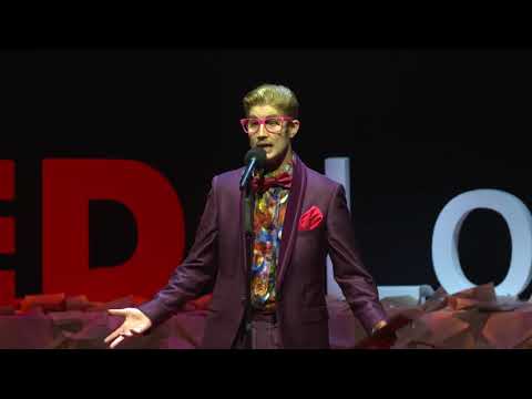 Ο ντραγκ-κινγκ Adam All [Άνταμ Ωλ], περσόνα της Jen Powell [Τζεν Πάουελ], ανοίγει με νούμερο ζωντανού τραγουδιού στο "Abracadabra" ["Αμπρακατάμπρα"], αποθέτοντας επί σκηνής τον στηθόδεσμό του στον ρυθμό της μαγικής λέξης, και αναλύει στη συνέχεια τη συγκρότηση της αρσενικής περσόνας. Ιδρυτής και κονφερανσιέ του λονδρέζικου καμπαρέ BOiBOX [Μπόιμποξ]. TEDxLondonSalon, 2018.