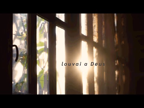 Louvai a Deus (Lyric Video) - Álbum Nas Nuvens, em Casa