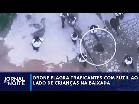 Drone flagra traficantes com fuzil ao lado de crianças no RJ | Jornal da Noite