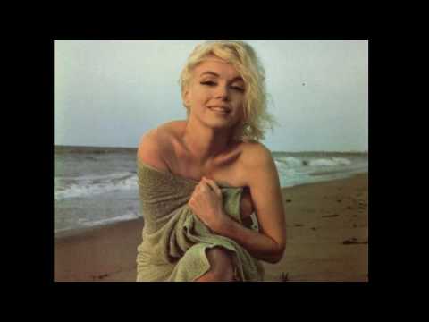 Ella me encanta~Center Side 713 ft One Thousand  A Voice