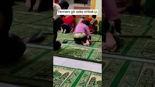 Download lagu momen video lucu sholat tarawih bersama teman yang GK ada ahlak mp3