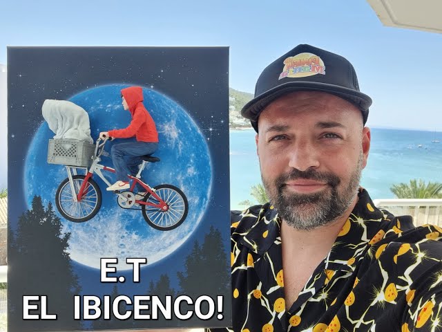 Vídeo relacionado con Figura de colección E.T. Extraterrestre y Elliott con Bicicleta y Mini Poster de Luna - 40 Aniversario - Altura de la Figura 12cm