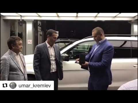Олегу Саитову в Самаре подарили белый внедорожник Mercedes