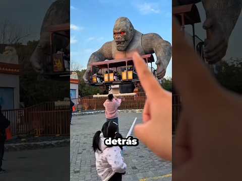 ¡Un gorila gigante levantó un tren lleno de personas🤯 #shorts #ytshorts