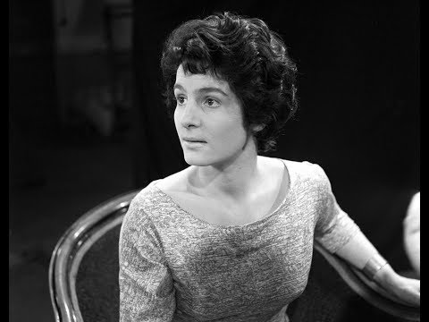 Mies Bouwman , Nederlands televisiepresentatrice, geliefde televisie-omroepster