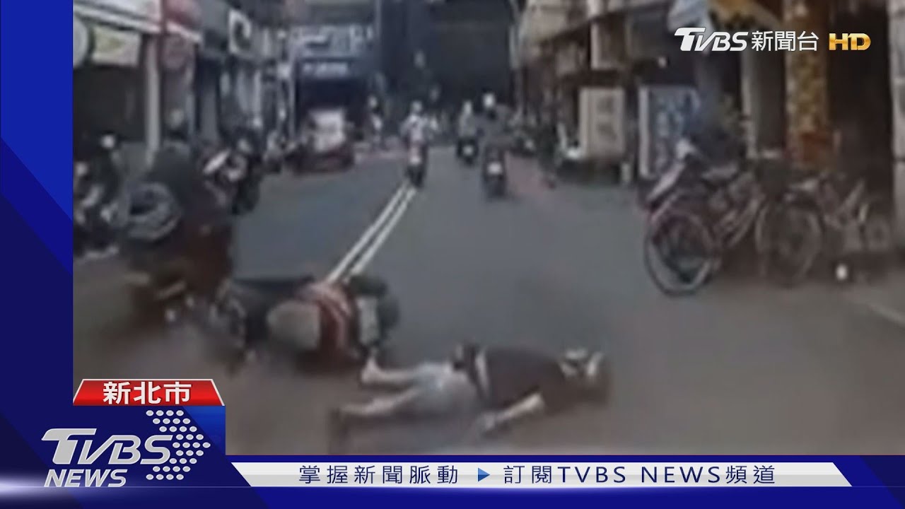 車不來嗎?騎士躺路中「舉手投降」 網嘲:專業臨演