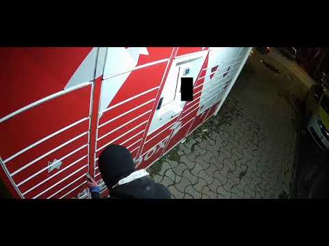 Tineri din Bacau prinși și reținuți de polițiști, când încercau sa spargă un easybox 