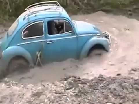 Fusca 4x4 atravessando um atoleiro fortemente cheio de água