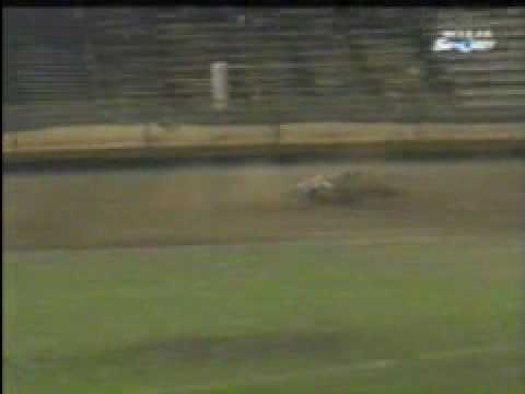 Unia Leszno - Stal Gorzów 2001 - Robert Flis wpuszcza maszynę w leżącego Łukasza Jankowskiego.