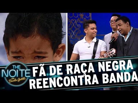 Menino fã de Raça Negra reencontra seu grupo favorito | The Noite (23/03/17)