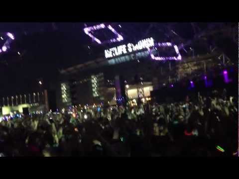 EDC NYC Day 2 - Armin van Buuren playing Heatbeat - Chow Mein at ASoT tent