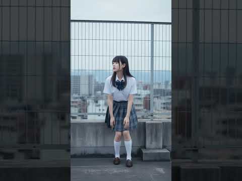屋上の制服少女