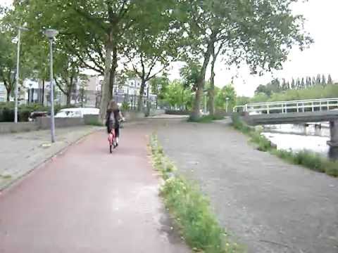 Hey daar gaat niet alleen een mooie fiets door de straat ... :)