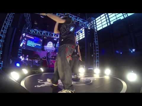Neonath vs Reiro - Octavos - Bilbao - Red Bull Batalla de los Gallos 2014 (Oficial)